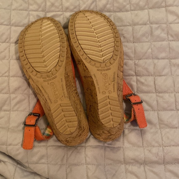Croc wedge in Coral - size 9! Very comfortable shoe!! Cork wedge! - Picture 3 of 8